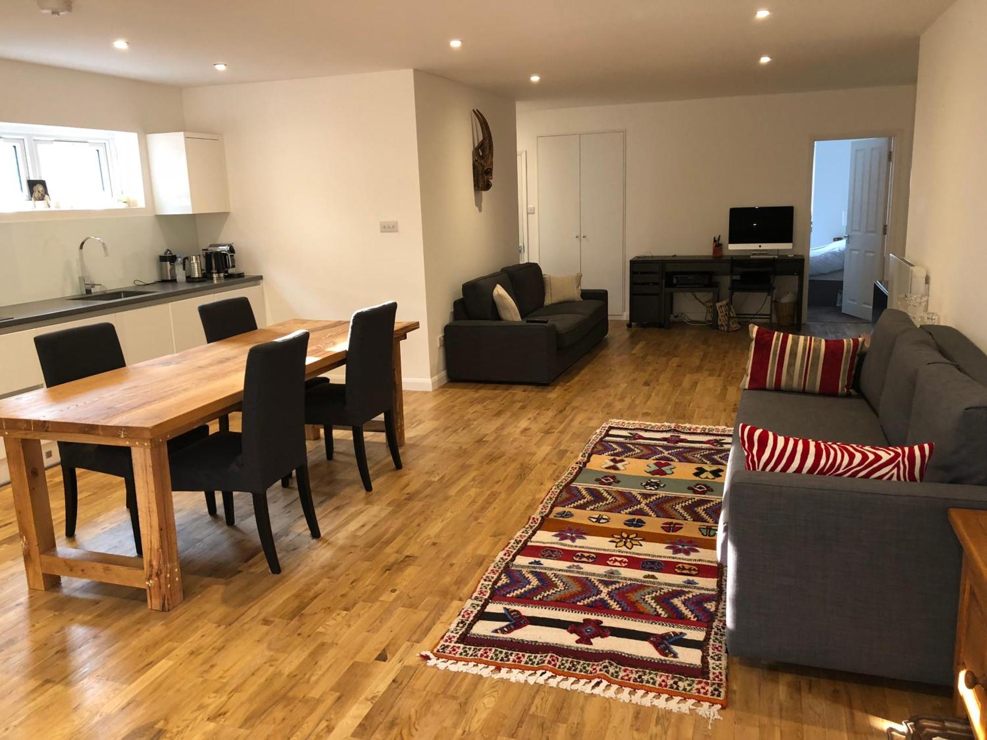 Spacious Self-contained Flat - 33as1 London