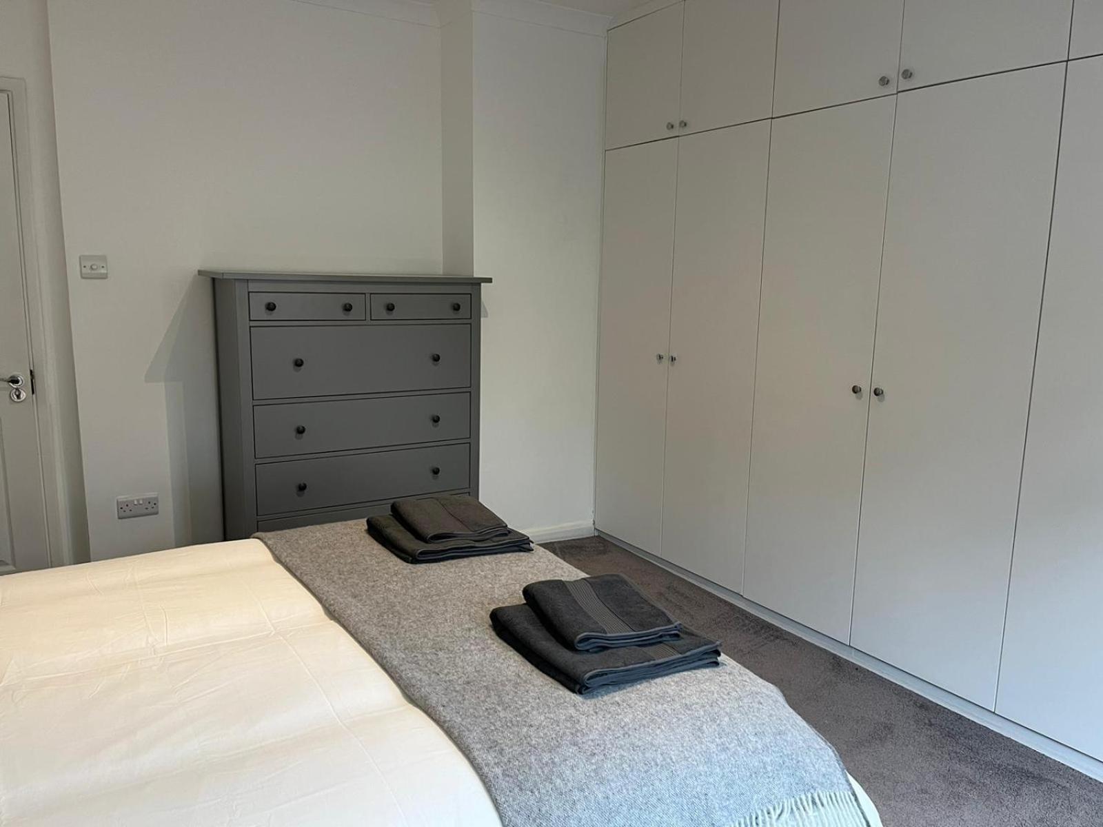 Spacious Self-contained Flat - 33as1 Apartment London