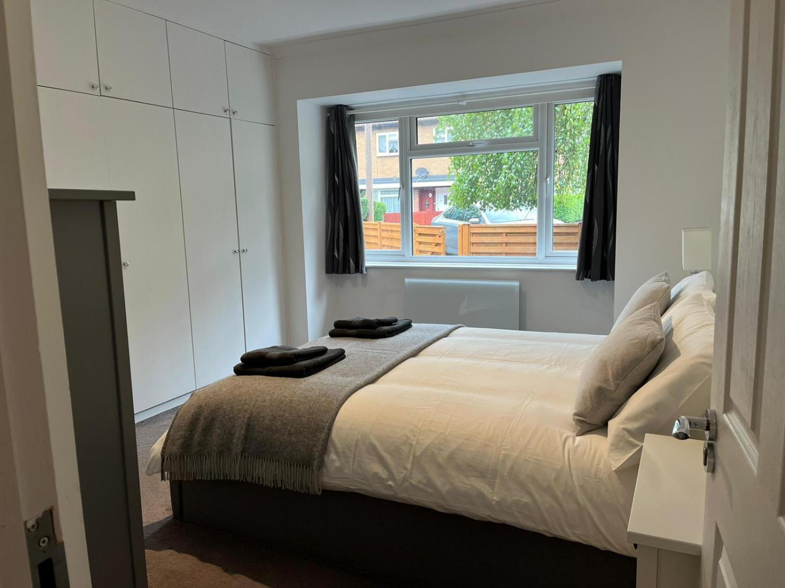 Spacious Self-contained Flat - 33as1 Apartment